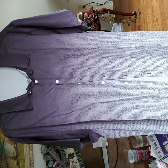Men's short sleeve button down shirt. 2XL. Black/gray, but in some light purple. - Picture 3 of 5